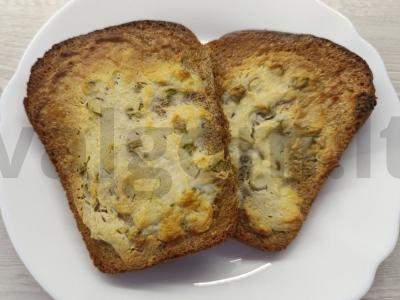 Skrebučiai su varškės sūriu, česnaku ir žaliuosius svogūnais pagrindine nuotrauka