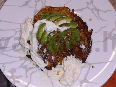 Cukinijų ir avokadų blynai pagrindine nuotrauka