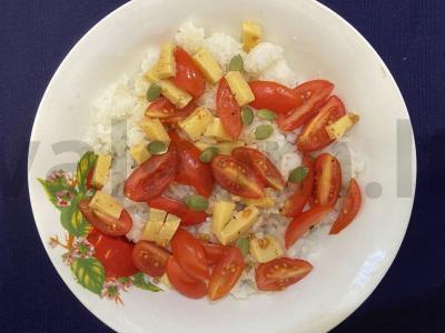 Basmati ryžių risotto su vyšniniais pomidorais ir sūriu pagrindine nuotrauka