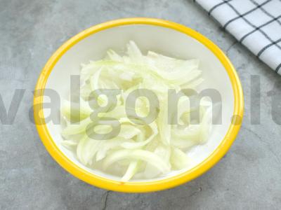 Silkė su svogūnais stiklainyje Žingsnis 1