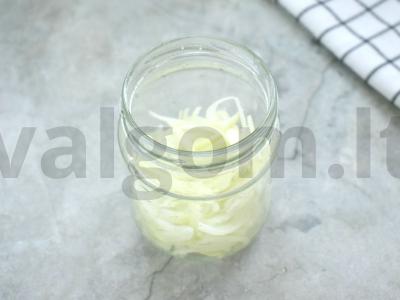 Silkė su svogūnais stiklainyje Žingsnis 2