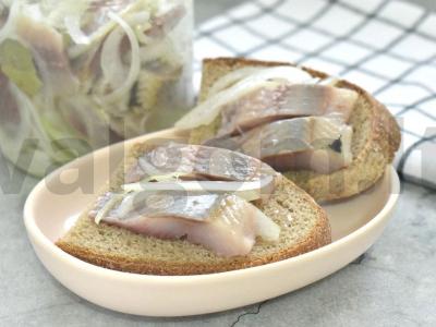 Silkė su svogūnais stiklainyje pagrindine nuotrauka