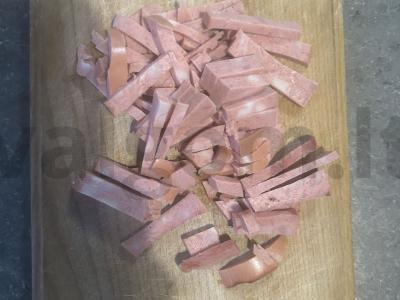 Salotas „Skanaus“ su rūkytomis dešromis Žingsnis 1