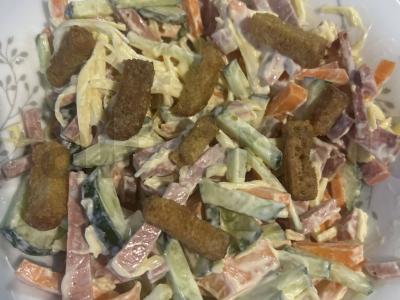 Salotas „Skanaus“ su rūkytomis dešromis pagrindine nuotrauka