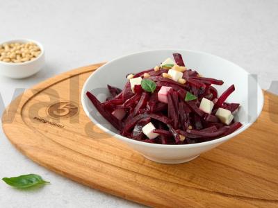 Salotas „Gražuolė“ su sūriu ir feta pagrindine nuotrauka