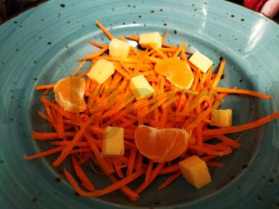 Salotas „Saulėtas“ su kiaulienos kepenimis ir mandarinų Žingsnis 3