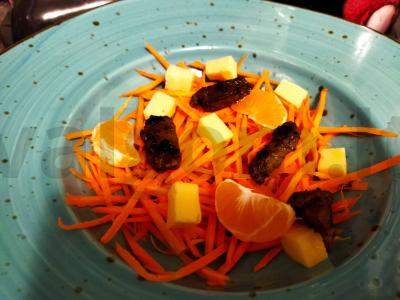 Salotas „Saulėtas“ su kiaulienos kepenimis ir mandarinų Žingsnis 5