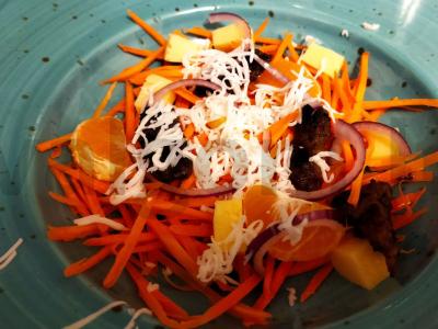 Salotas „Saulėtas“ su kiaulienos kepenimis ir mandarinų Žingsnis 7