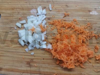 Šči su jauna kopūstų ir česnaku Žingsnis 1