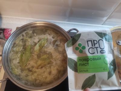 Šči su jauna kopūstų ir česnaku Žingsnis 4