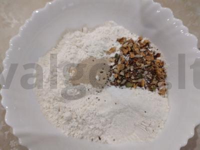 Kvapnus duona su sėklomis keptuvėje Žingsnis 1