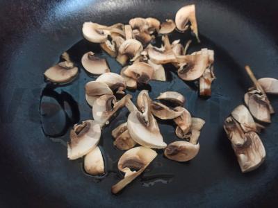 Spagečiai su keptais pievagrybiais ir vyšniniais pomidorais Žingsnis 1