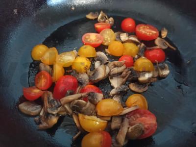 Spagečiai su keptais pievagrybiais ir vyšniniais pomidorais Žingsnis 2