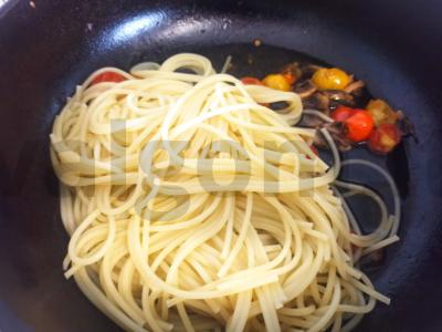 Spagečiai su keptais pievagrybiais ir vyšniniais pomidorais Žingsnis 4