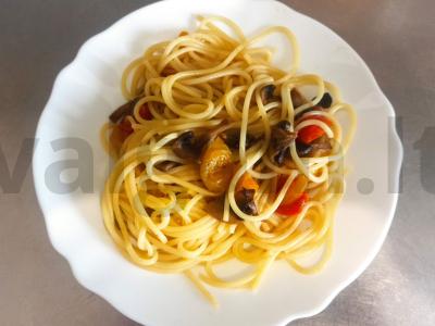 Spagečiai su keptais pievagrybiais ir vyšniniais pomidorais pagrindine nuotrauka