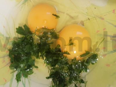 Maistingas kiaušinių blynas su faršu ir pomidorais Žingsnis 2