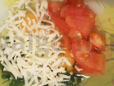 Maistingas kiaušinių blynas su faršu ir pomidorais Žingsnis 3