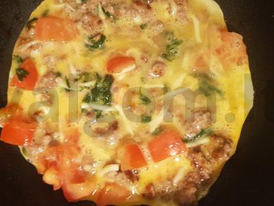 Maistingas kiaušinių blynas su faršu ir pomidorais Žingsnis 5