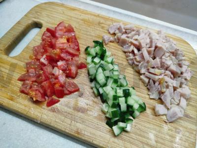 Salotos su rūkytomis vištienos krūtinėlėmis, sūriu ir kiaušiniu Žingsnis 1