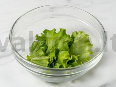 Salotas su agurkais, salierais ir grietine Žingsnis 1