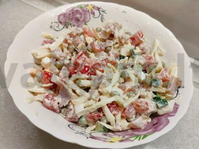 Salotos su rūkytomis vištienos krūtinėlėmis, sūriu ir kiaušiniu pagrindine nuotrauka