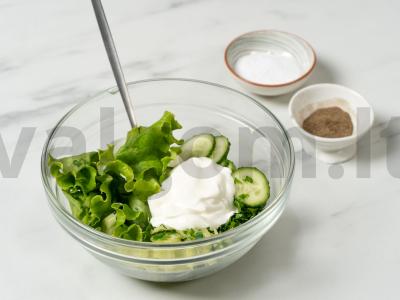 Salotas su agurkais, salierais ir grietine Žingsnis 3