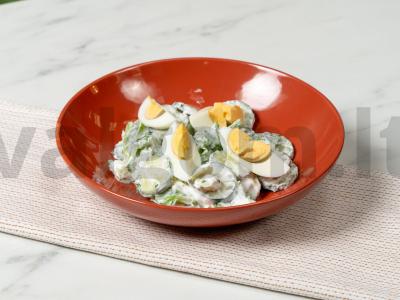 Salotas su agurkais, salierais ir grietine pagrindine nuotrauka