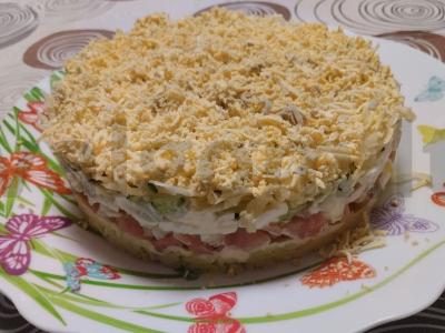 Sluoksniuotas žuvies salotas „Pūkas“ pagrindine nuotrauka