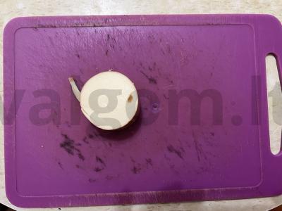 Sotūs salotas su dešrainių sūriu ir svanų druska Žingsnis 1