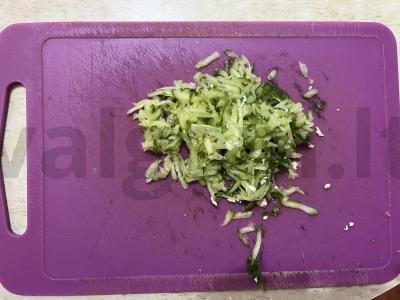 Sotūs salotas su dešrainių sūriu ir svanų druska Žingsnis 5