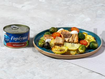 Kepta lašiša su daržovėmis pagrindine nuotrauka