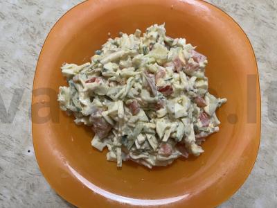 Sotūs salotas su dešrainių sūriu ir svanų druska pagrindine nuotrauka