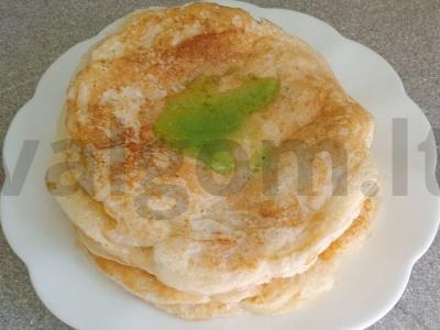 Purūs blynai su kefyru pusryčiams pagrindine nuotrauka