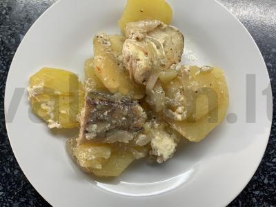 Kumpis orkaitėje su heku pagrindine nuotrauka