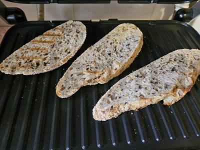 Brusketa su sūrio šonine ant baby špinatų Žingsnis 1