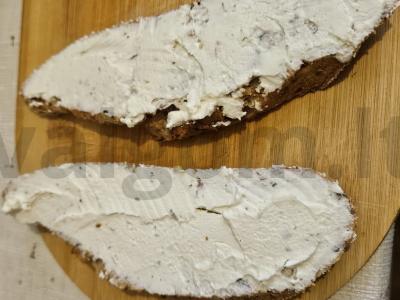 Brusketa su sūrio šonine ant baby špinatų Žingsnis 2