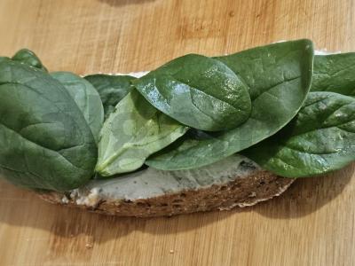 Brusketa su sūrio šonine ant baby špinatų Žingsnis 3