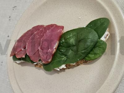 Brusketa su sūrio šonine ant baby špinatų Žingsnis 4