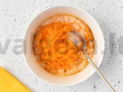 Morkų keksiukai mikrobangų krosnelėje Žingsnis 2