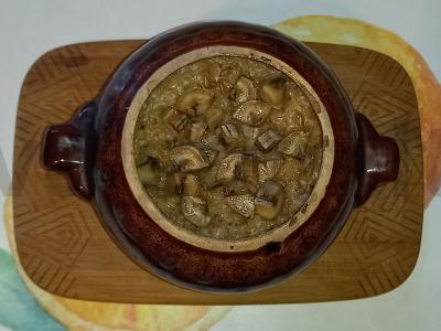 Avižinė košė su bananais ir cinamoniniu sirupu puode pagrindine nuotrauka