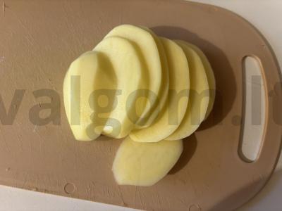 Traškūs bulvių griežinėliai oro grilyje Žingsnis 2