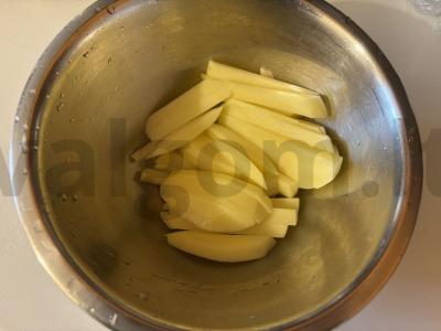 Traškūs bulvių griežinėliai oro grilyje Žingsnis 4