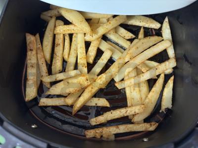 Traškūs bulvių griežinėliai oro grilyje Žingsnis 11