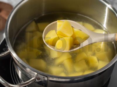 Bulvių salotos su skumbrija Žingsnis 1