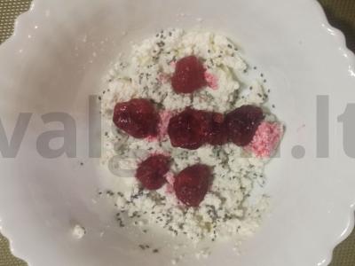 Varškė su chia sėklomis ir uogomis pagrindine nuotrauka