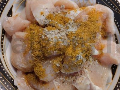 Vištienos krūtinėlės filė grietinės ir pomidorų padaže Žingsnis 2