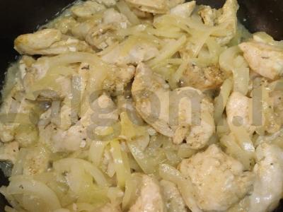 Vištienos krūtinėlės filė grietinės ir pomidorų padaže Žingsnis 3