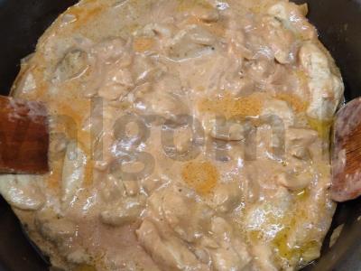 Vištienos krūtinėlės filė grietinės ir pomidorų padaže Žingsnis 4