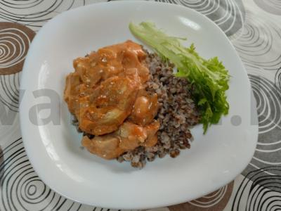 Vištienos krūtinėlės filė grietinės ir pomidorų padaže pagrindine nuotrauka