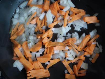 Kuskusas su daržovėmis ir faršu keptuvėje Žingsnis 1